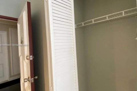 Condo in Miami Beach, Florida, 2 bedrooms  № 2043895 - photo 5