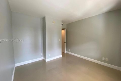 Condo in Miami Beach, Florida, 2 bedrooms  № 2043895 - photo 9