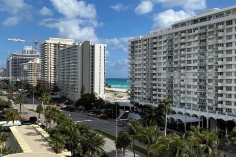 Condo in Miami Beach, Florida, 2 bedrooms  № 2043895 - photo 3