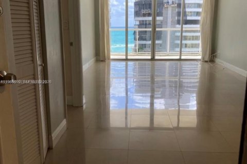 Condo in Miami Beach, Florida, 2 bedrooms  № 2043895 - photo 4
