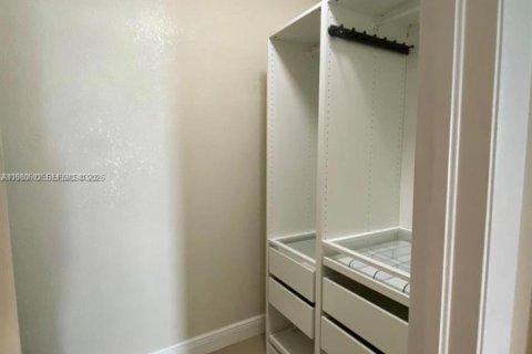 Condo in Miami Beach, Florida, 2 bedrooms  № 2043895 - photo 7