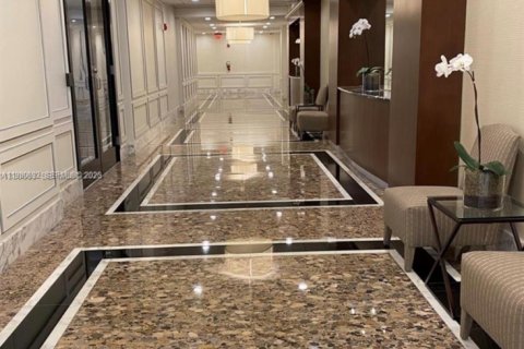 Condo in Miami Beach, Florida, 2 bedrooms  № 2043895 - photo 17