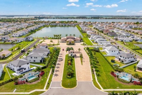 House in Miramar, Florida 5 bedrooms, 314.1 sq.m. № 1076739 - photo 1