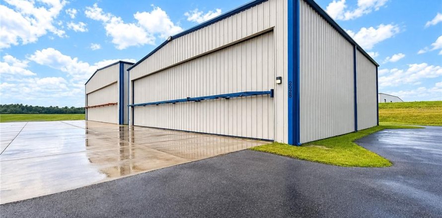 Commercial property in Ocala, Florida 334.45 sq.m. № 2410198