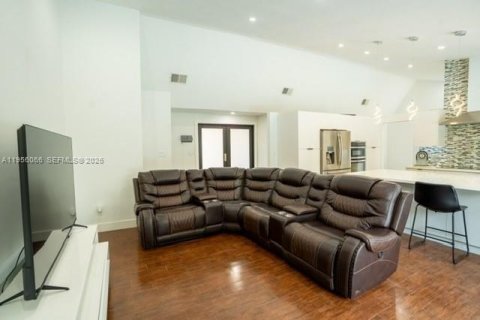 House in Miami, Florida 3 bedrooms, 157.47 sq.m. № 2019562 - photo 2