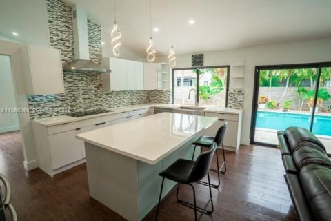 House in Miami, Florida 3 bedrooms, 157.47 sq.m. № 2019562 - photo 12