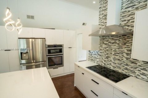 House in Miami, Florida 3 bedrooms, 157.47 sq.m. № 2019562 - photo 8