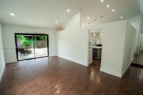 House in Miami, Florida 3 bedrooms, 157.47 sq.m. № 2019562 - photo 4