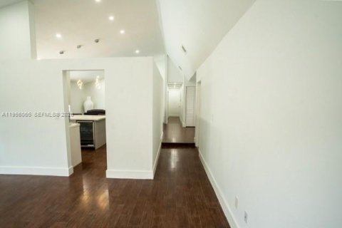 House in Miami, Florida 3 bedrooms, 157.47 sq.m. № 2019562 - photo 6