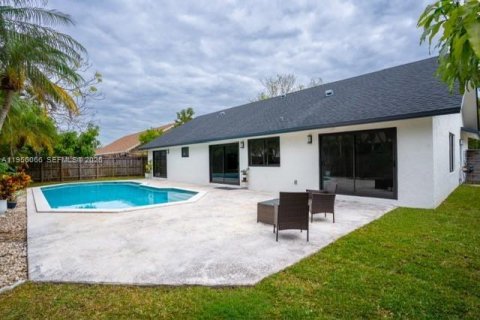 House in Miami, Florida 3 bedrooms, 157.47 sq.m. № 2019562 - photo 27