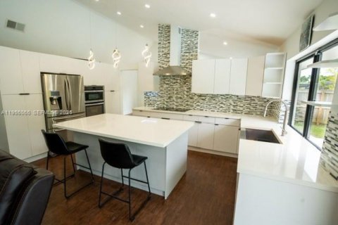 House in Miami, Florida 3 bedrooms, 157.47 sq.m. № 2019562 - photo 11