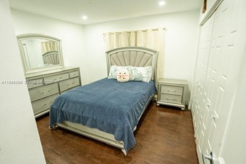 House in Miami, Florida 3 bedrooms, 157.47 sq.m. № 2019562 - photo 19