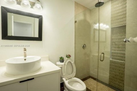 House in Miami, Florida 3 bedrooms, 157.47 sq.m. № 2019562 - photo 21