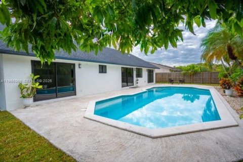 House in Miami, Florida 3 bedrooms, 157.47 sq.m. № 2019562 - photo 25