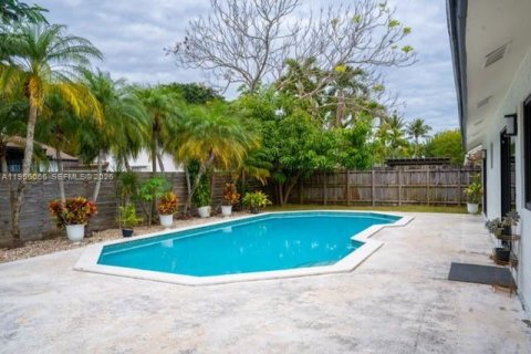 House in Miami, Florida 3 bedrooms, 157.47 sq.m. № 2019562 - photo 24