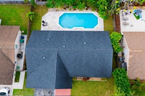 House in Miami, Florida 3 bedrooms, 157.47 sq.m. № 2019562 - photo 30