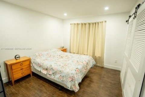 House in Miami, Florida 3 bedrooms, 157.47 sq.m. № 2019562 - photo 20