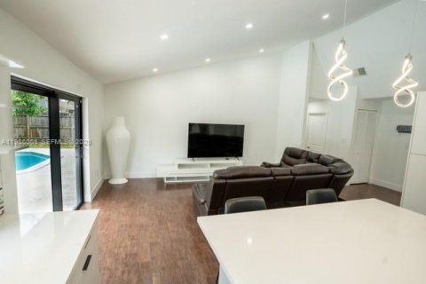 House in Miami, Florida 3 bedrooms, 157.47 sq.m. № 2019562 - photo 3