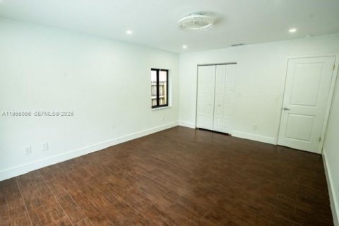 House in Miami, Florida 3 bedrooms, 157.47 sq.m. № 2019562 - photo 14