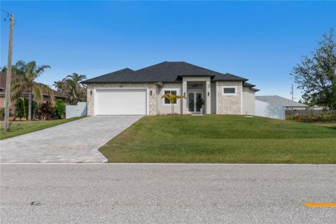 House in Port Charlotte, Florida 4 bedrooms, 158.96 sq.m. № 2364411