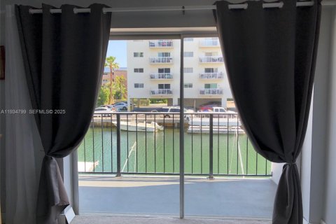 Copropriété à louer à North Miami Beach, Floride: 1 chambre, 60.57 m2 № 1993460 - photo 3