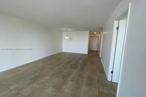 Condominio en alquiler en Hollywood, Florida, 2 dormitorios, 108.51 m2 № 2056451 - foto 2