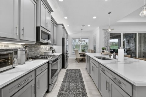 House in Port St. Lucie, Florida 3 bedrooms, 200.39 sq.m. № 2045581 - photo 15