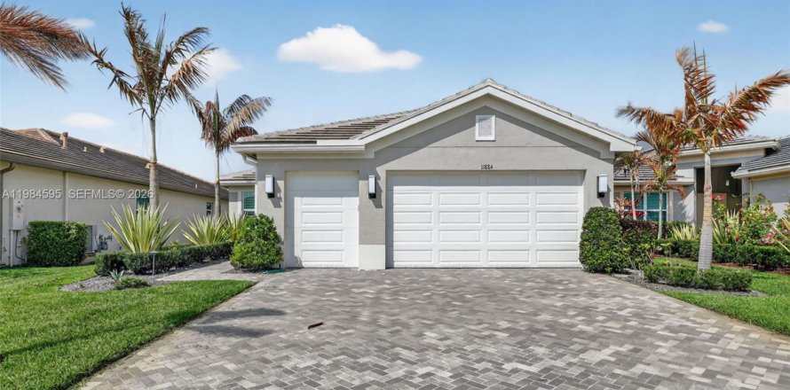 House in Port St. Lucie, Florida 3 bedrooms, 200.39 sq.m. № 2045581