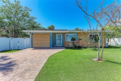 House in Anna Maria, Florida 3 bedrooms, 94.76 sq.m. № 1631515 - photo 1
