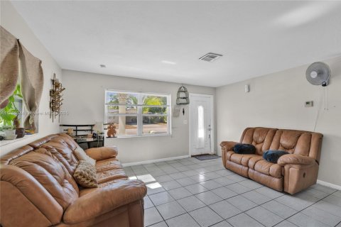Casa en venta en Lauderhill, Florida, 3 dormitorios, 99.96 m2 № 1774613 - foto 4