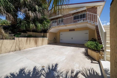 House in New Smyrna Beach, Florida 6 bedrooms, 358.88 sq.m. № 2165899 - photo 2