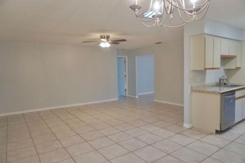 House in Lake Wales, Florida 3 bedrooms, 154.4 sq.m. № 2377861 - photo 9