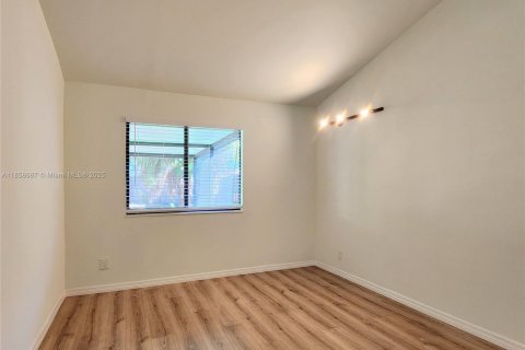 Townhouse in Miami, Florida 2 bedrooms, 75.81 sq.m. № 1887541 - photo 14