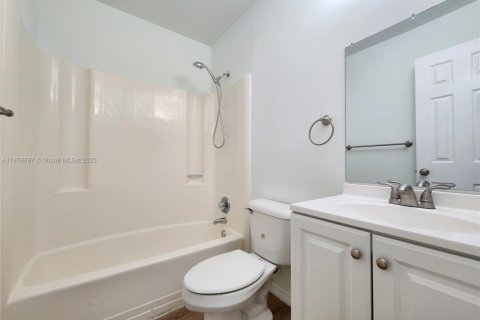 Townhouse in Miami, Florida 2 bedrooms, 75.81 sq.m. № 1887541 - photo 15