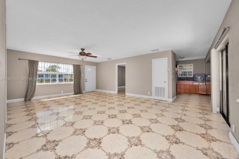 House in Miami Gardens, Florida 3 bedrooms, 111.76 sq.m. № 2049186 - photo 6