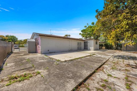 House in Miami Gardens, Florida 3 bedrooms, 111.76 sq.m. № 2049186 - photo 19