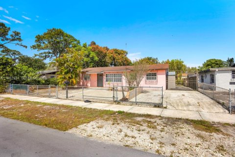 House in Miami Gardens, Florida 3 bedrooms, 111.76 sq.m. № 2049186 - photo 2