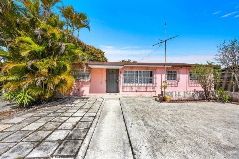 House in Miami Gardens, Florida 3 bedrooms, 111.76 sq.m. № 2049186