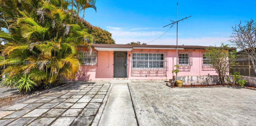 House in Miami Gardens, Florida 3 bedrooms, 111.76 sq.m. № 2049186
