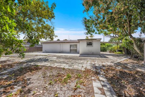 House in Miami Gardens, Florida 3 bedrooms, 111.76 sq.m. № 2049186 - photo 16