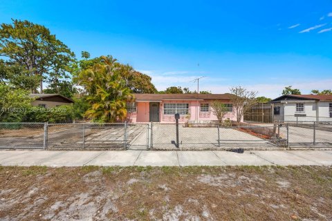 House in Miami Gardens, Florida 3 bedrooms, 111.76 sq.m. № 2049186 - photo 21
