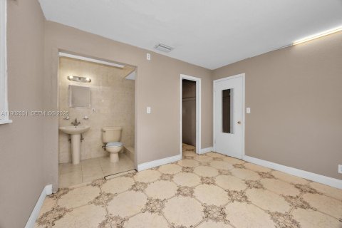 House in Miami Gardens, Florida 3 bedrooms, 111.76 sq.m. № 2049186 - photo 10