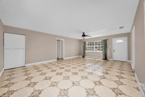 House in Miami Gardens, Florida 3 bedrooms, 111.76 sq.m. № 2049186 - photo 5