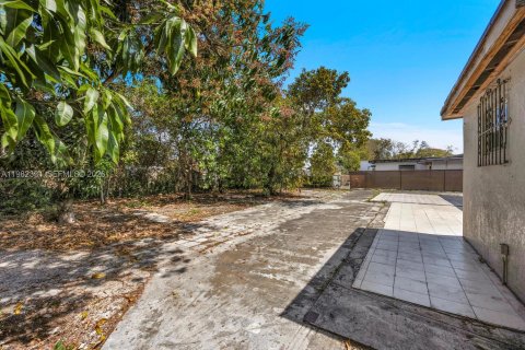 House in Miami Gardens, Florida 3 bedrooms, 111.76 sq.m. № 2049186 - photo 18