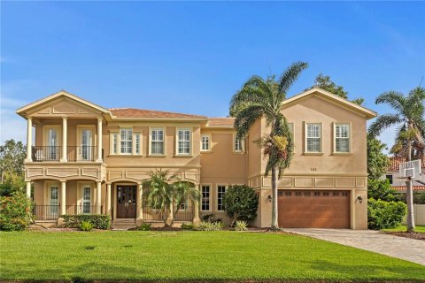 House in Saint Petersburg, Florida 5 bedrooms, 450.48 sq.m. № 1779006 - photo 1