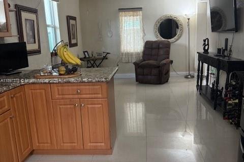 Villa ou maison à vendre à Hialeah, Floride: 4 chambres № 1949019 - photo 4