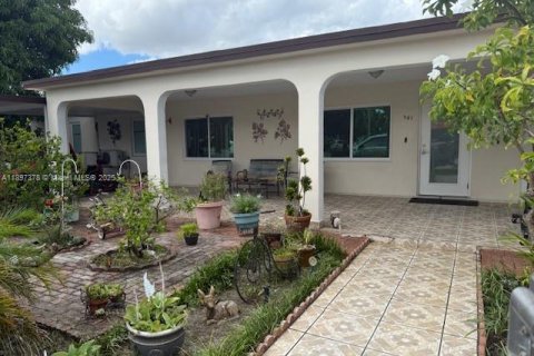 Villa ou maison à vendre à Hialeah, Floride: 4 chambres № 1949019 - photo 1