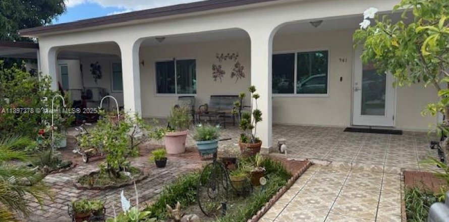 Villa ou maison à Hialeah, Floride 4 chambres № 1949019