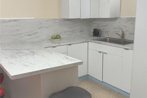 Casa en venta en Hialeah, Florida, 4 dormitorios № 1949019 - foto 7