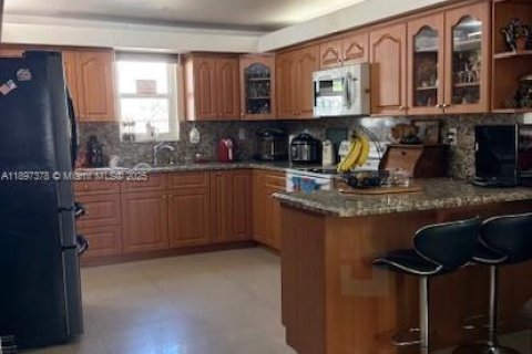 Villa ou maison à vendre à Hialeah, Floride: 4 chambres № 1949019 - photo 3